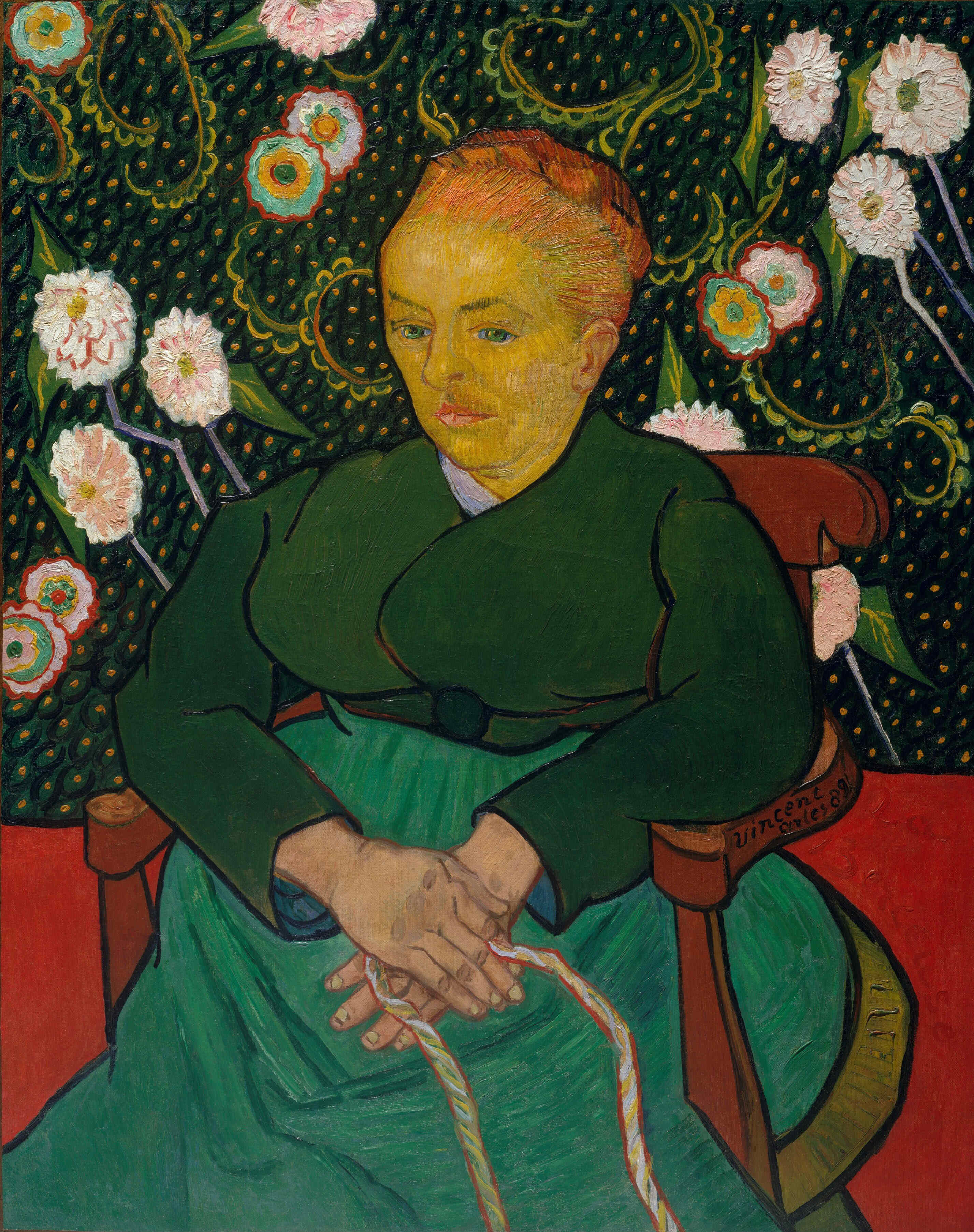 Retrato de mujer con vestido en tonos verdes y fondo de flores