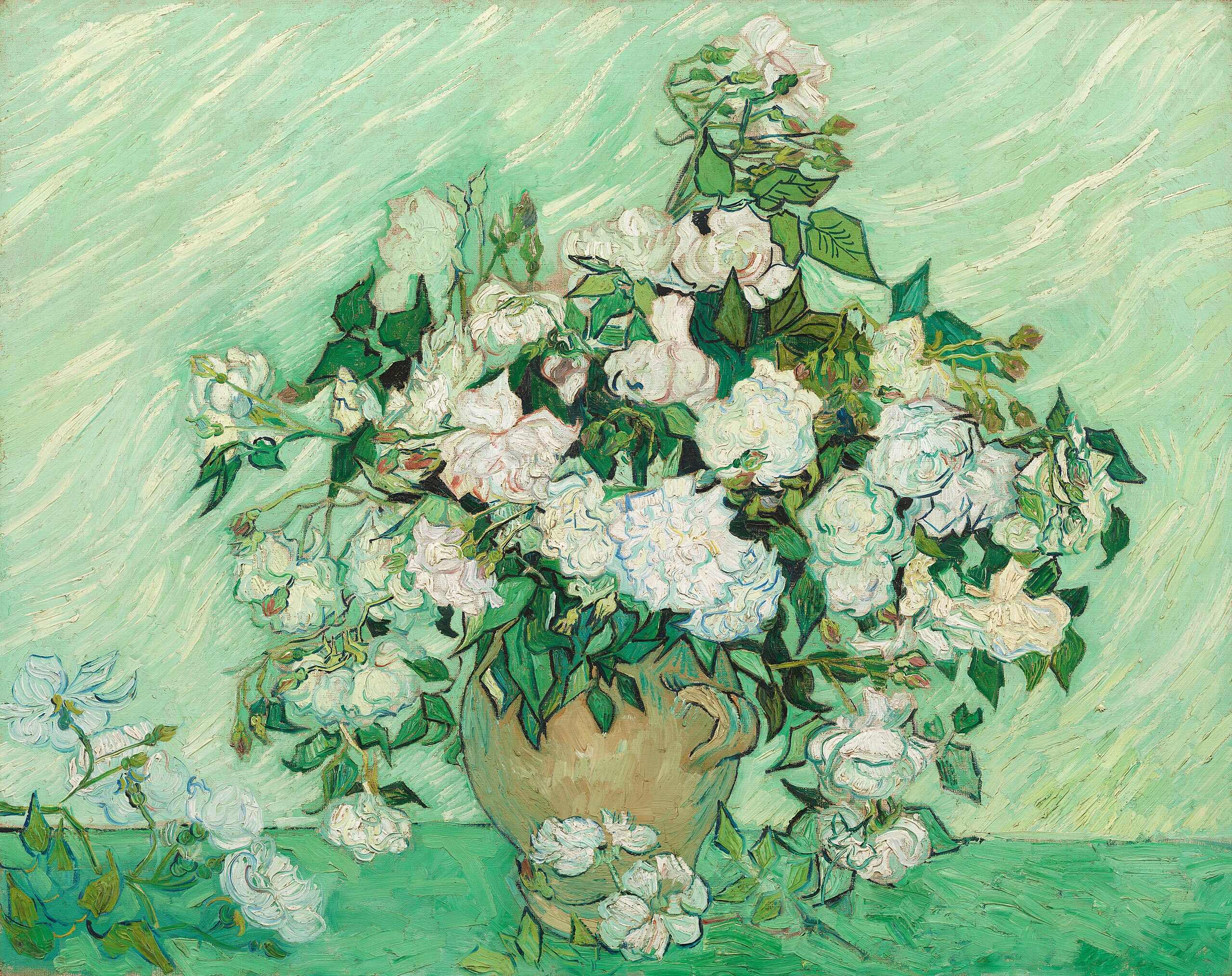 Jarrón con rosas blancas sobre un fondo verde